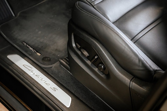 Porsche Cayenne 15 of 30
