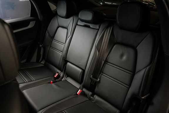Porsche Cayenne 27 of 30
