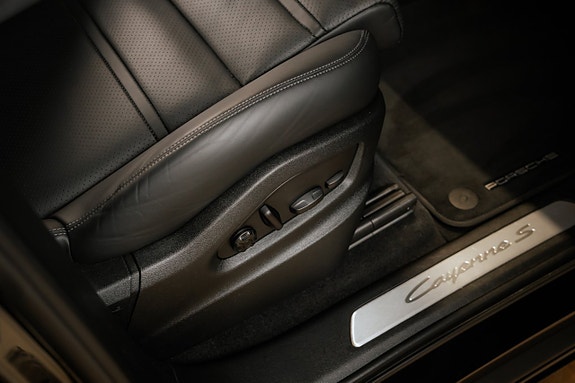 Porsche Cayenne 28 of 30