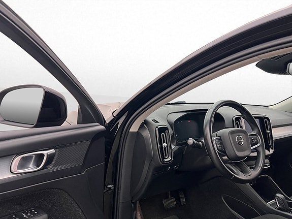 Volvo XC40 10 of 30