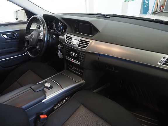 Mercedes-Benz E220 11 of 23