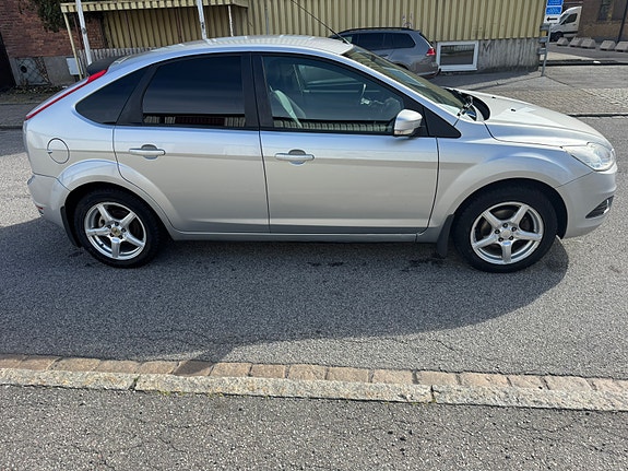 Ford Focus 2 of 9