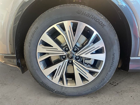 Audi Q4 e-tron 6 of 14