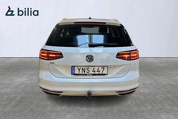 Volkswagen Passat 16 of 26