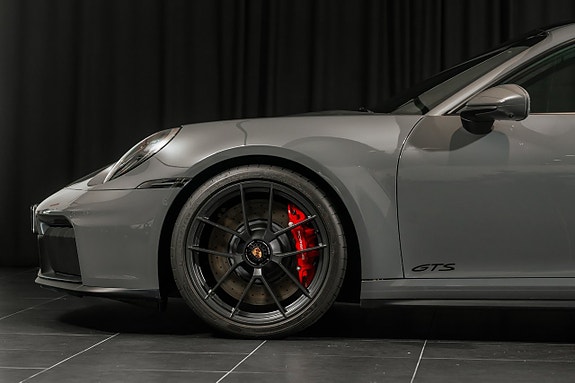 Porsche 911 Carrera GTS 6 of 14