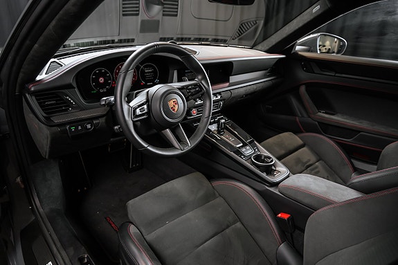 Porsche 911 Carrera GTS 7 of 14