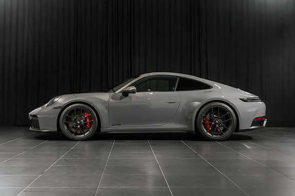 Porsche 911 Carrera GTS 2 of 14