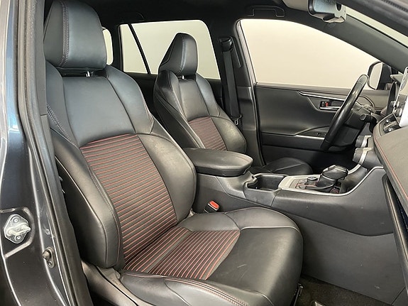 Toyota RAV4 Plug-in Hybrid 16 of 23