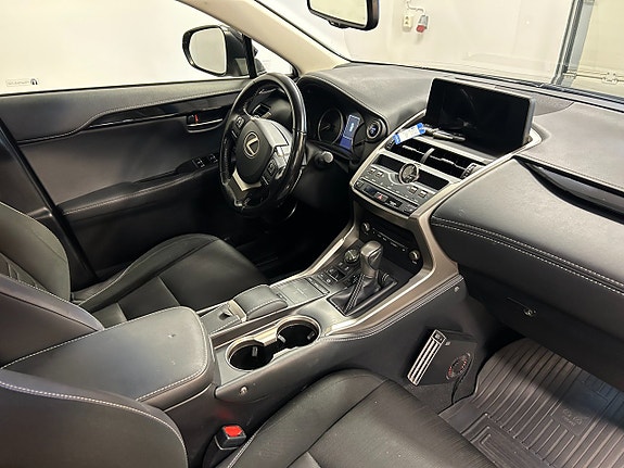 Lexus NX300h 8 of 15