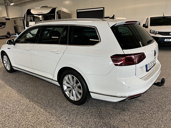 Volkswagen Passat 2 of 27