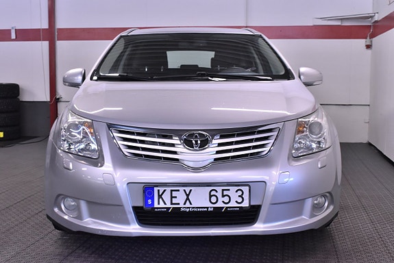 Toyota Avensis 2 of 9