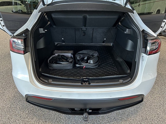 Tesla Model Y 15 of 24