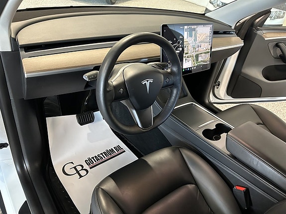 Tesla Model Y 12 of 24