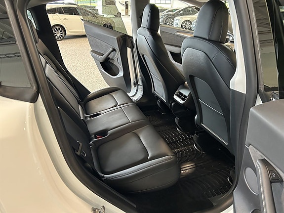Tesla Model Y 17 of 24