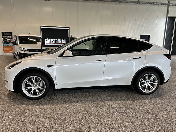 Tesla Model Y 9 of 24