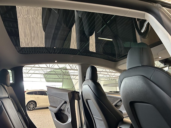 Tesla Model Y 20 of 24