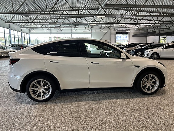 Tesla Model Y 7 of 24