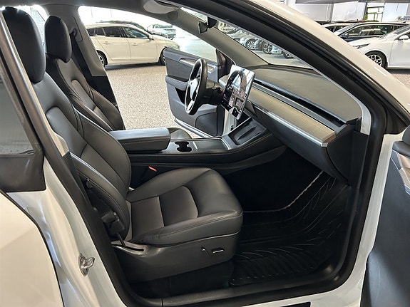 Tesla Model Y 18 of 24