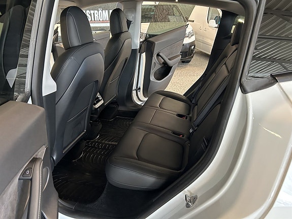 Tesla Model Y 14 of 24