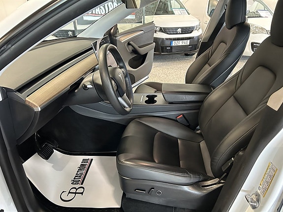 Tesla Model Y 11 of 24