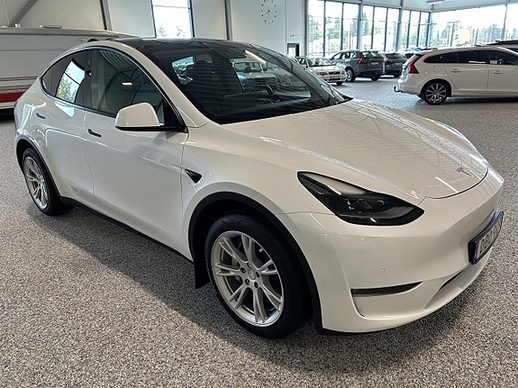 Tesla Model Y 5 of 24