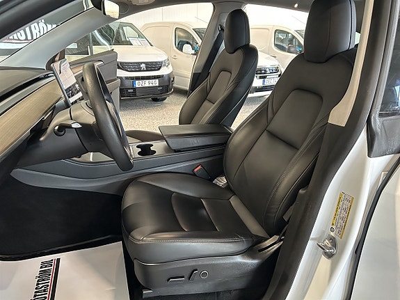 Tesla Model Y 13 of 24