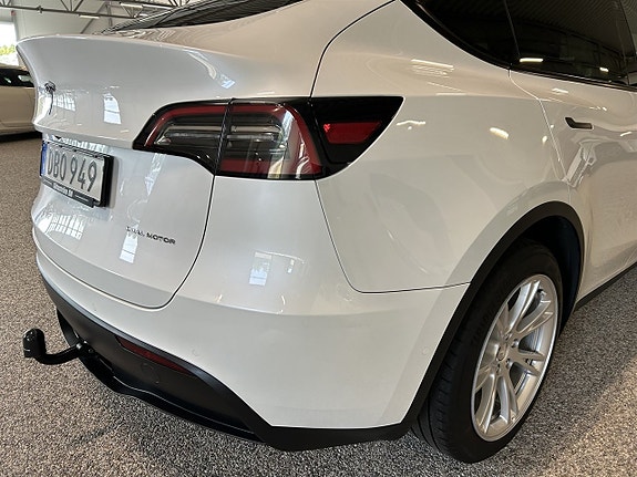 Tesla Model Y 8 of 24