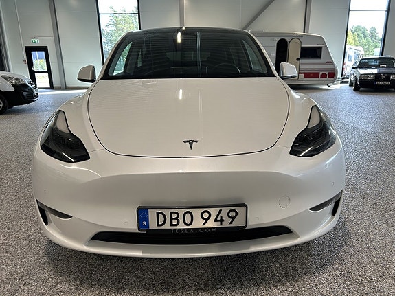 Tesla Model Y 10 of 24