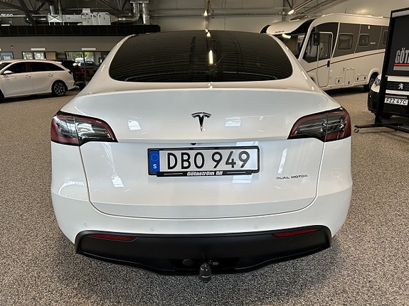 Tesla Model Y 3 of 24