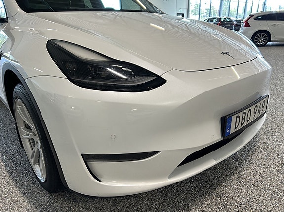 Tesla Model Y 6 of 24