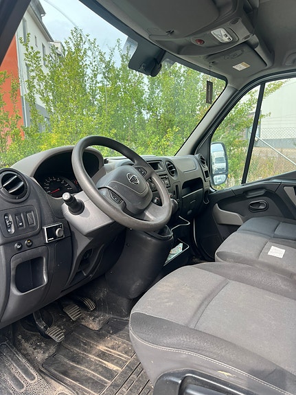Nissan NV400 3 of 6