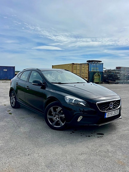 Volvo V40 Cross Country 2 of 11
