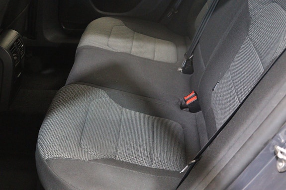 Volkswagen Passat 16 of 23