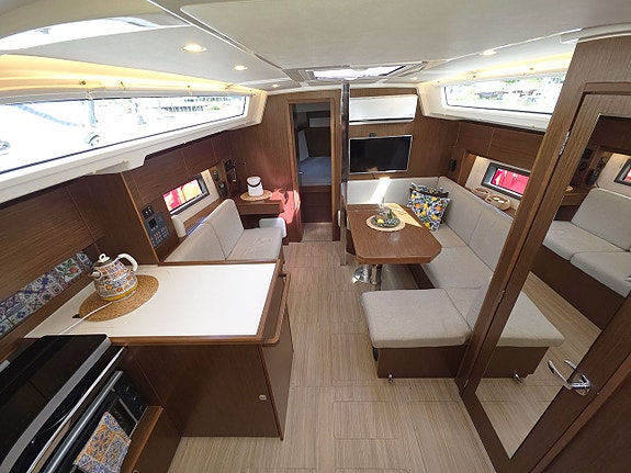 Bavaria C 38 4 of 24