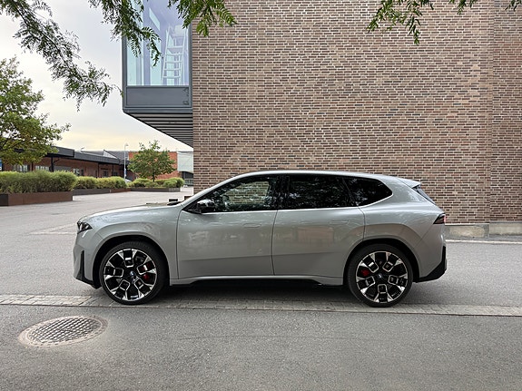 BMW iX3 7 of 12