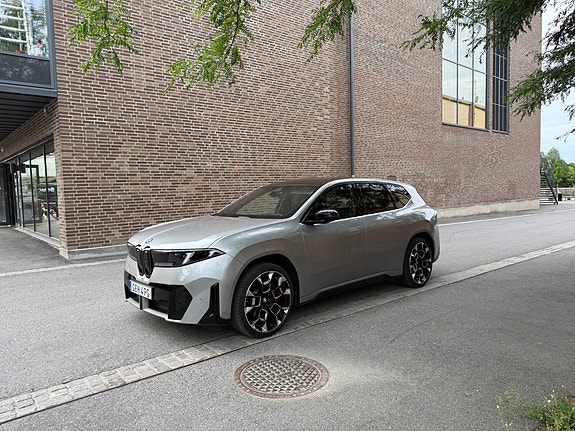 BMW iX3 8 of 12