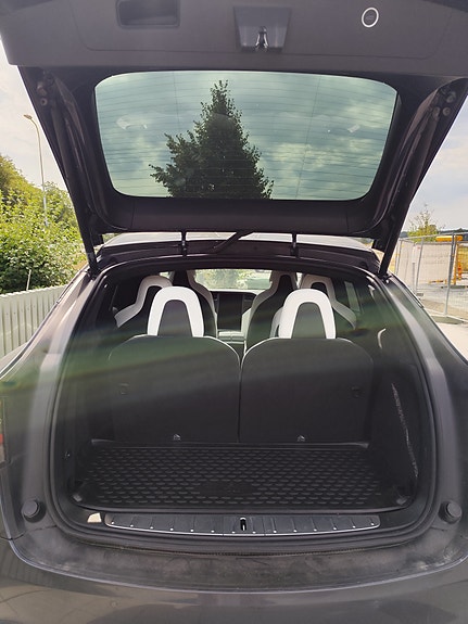 Tesla Model X 8 of 10