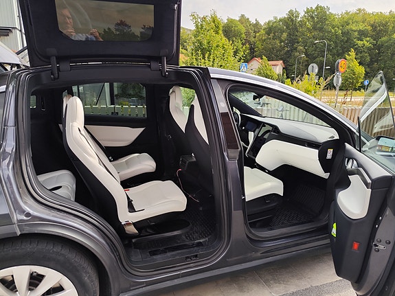 Tesla Model X 5 of 10
