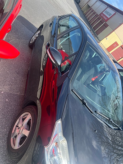 Peugeot 208 4 of 6