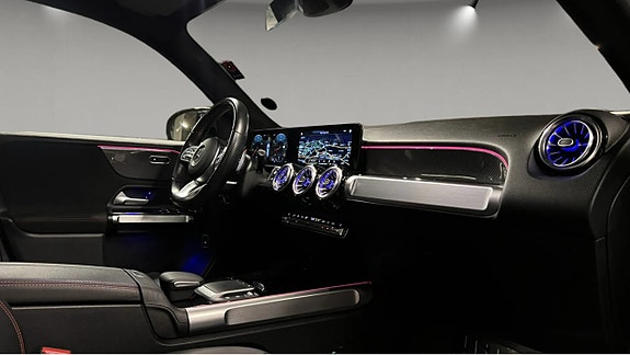 Mercedes-Benz GLB200 8 of 11