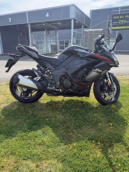 Kawasaki Ninja Z1000SX 2 of 4