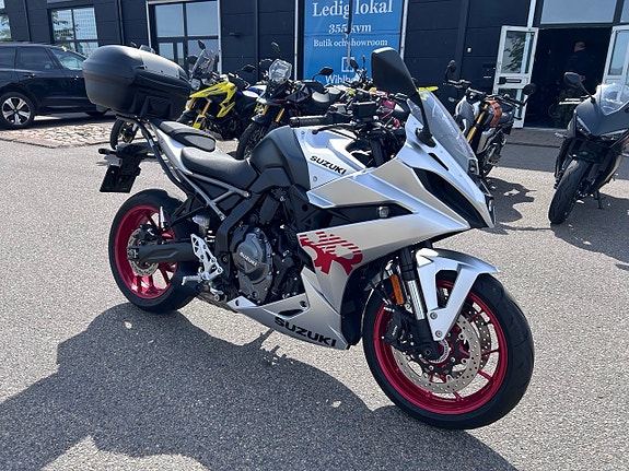 Suzuki GSX-8R 2 of 7