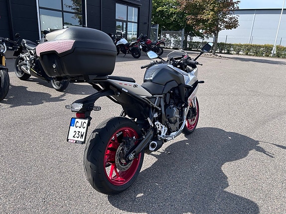 Suzuki GSX-8R 5 of 7
