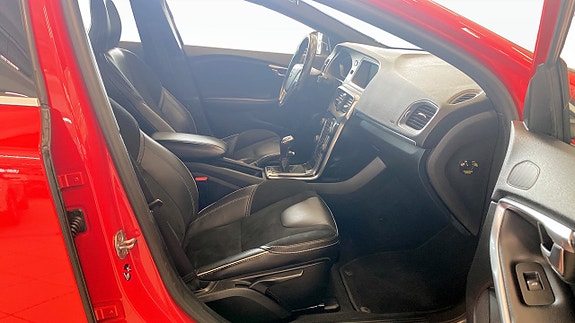 Volvo V40 3 of 20