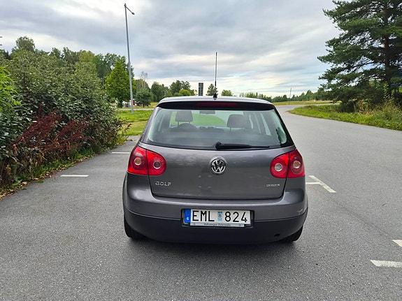 Volkswagen Golf V 2 of 8