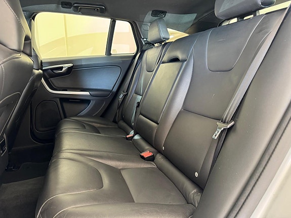 Volvo V60 Cross Country 8 of 11