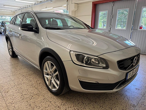 Volvo V60 Cross Country 2 of 11