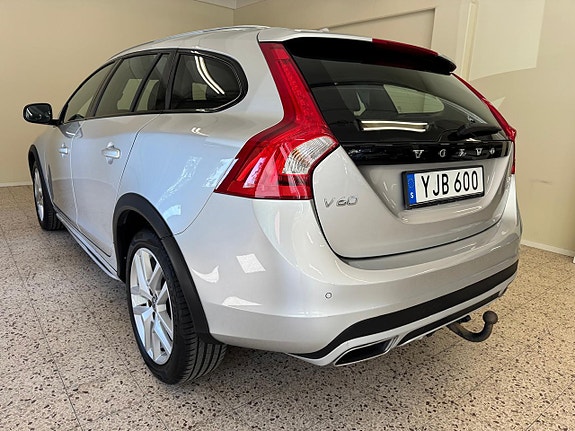 Volvo V60 Cross Country 3 of 11