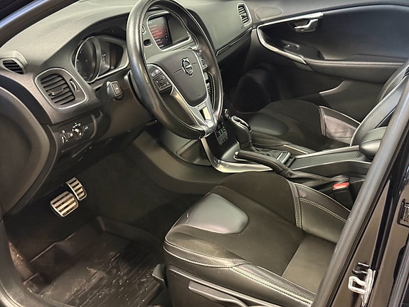 Volvo V40 12 of 16