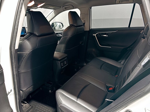 Toyota RAV4 12 of 27